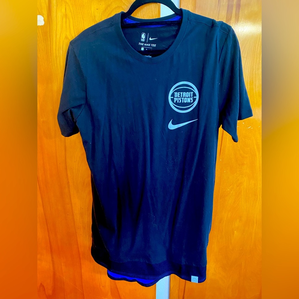 Barely worn Detroit Pistons Men’s t-shirt